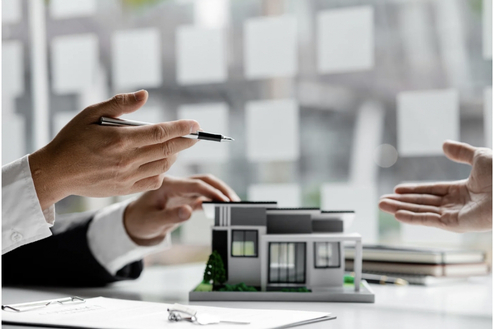 Masraf Al Khalij Continental, yurt içi ve yurtdışındaki konut ve ticari mülkleriniz için kapsamlı gayrimenkul yönetimi hizmeti sunar; kira takibi, bakım, r